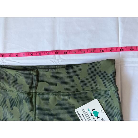 Wodbottom NWT Women’s Green Reflective Camo Workout shorts - size XXXL - Picture 4 of 6